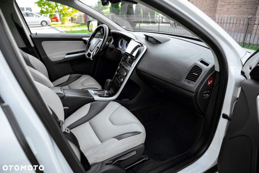 Volvo XC 60 D5 AWD Geartronic Momentum - 24
