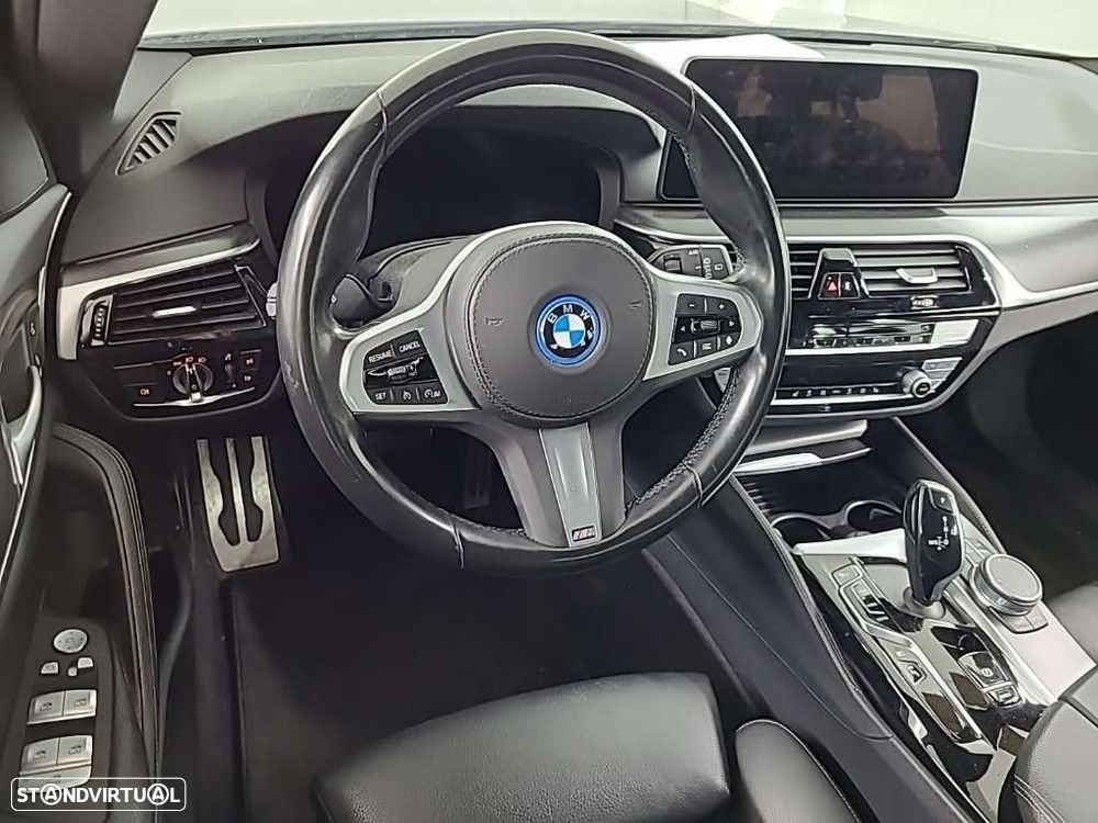 BMW 530 e Pack Desportivo M - 8