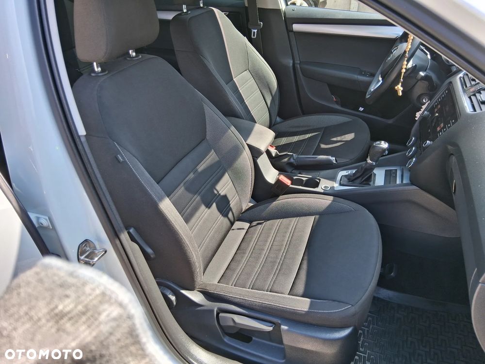 Skoda Octavia 1.6 TDI Ambiente DSG - 9