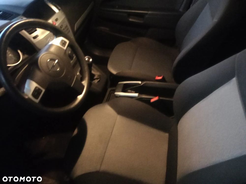 Opel Astra 1.6 150 Jahre - 8