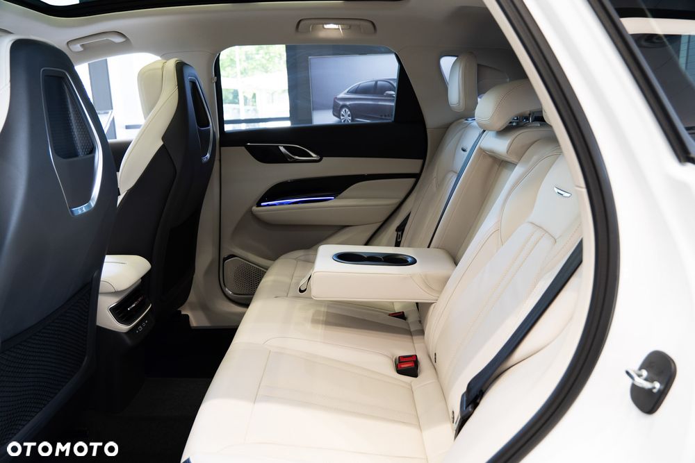 Hongqi HS3 - 18