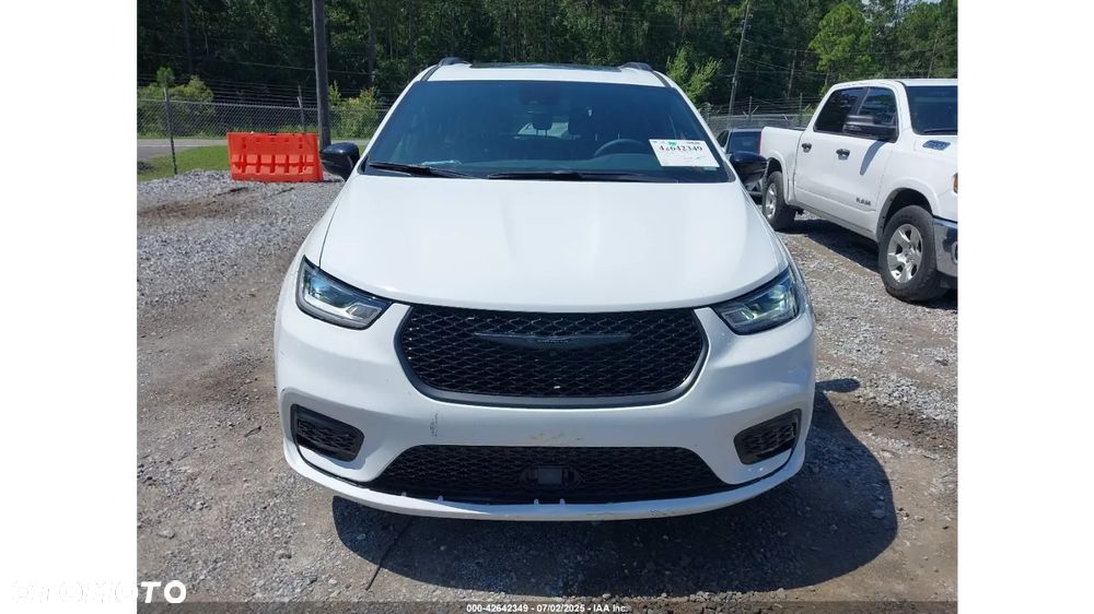 Chrysler Pacifica - 2