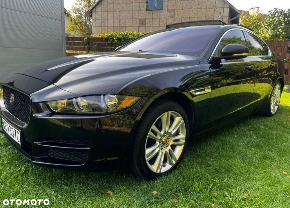 Jaguar XE 25t AWD Pure - 2