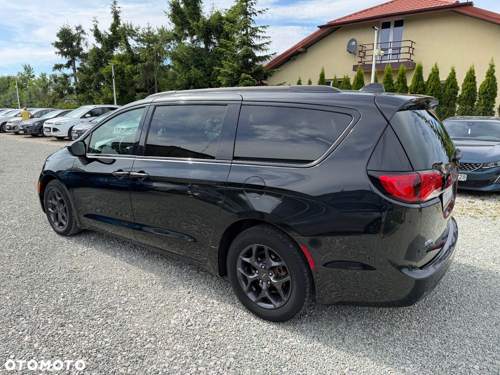 Chrysler Pacifica - 16