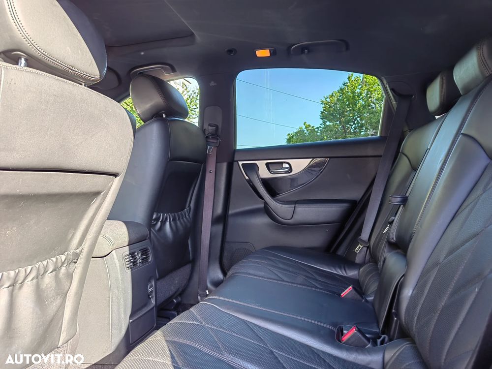 Infiniti Q70 - 2
