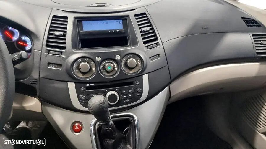 Mitsubishi Grandis - 18
