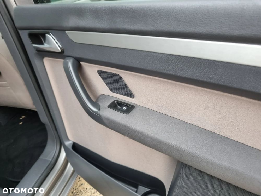 Volkswagen Touran 2.0 TDI Highline - 25