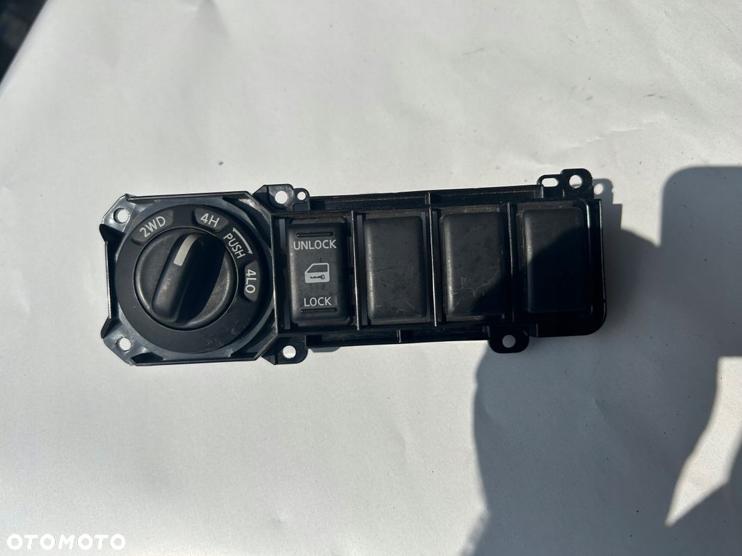 NAVARA D40 PRZEŁĄCZNIK NAPEDÓW - 1