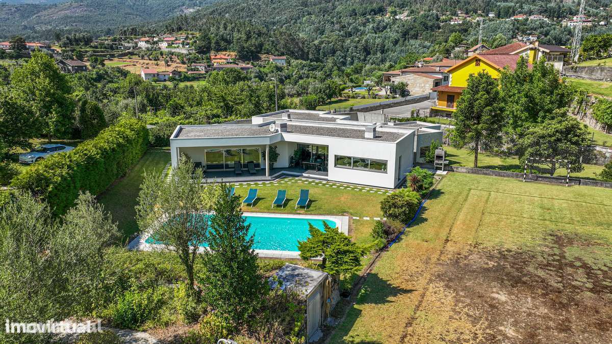 Moradia T3+1 térrea com piscina, campo de futebol e amplo jardim - Grande imagem: 3/53