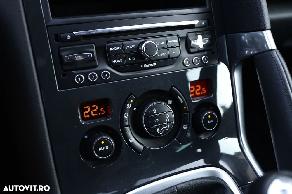 Peugeot 3008 1.2 PureTech Turbo S&S Allure - 19