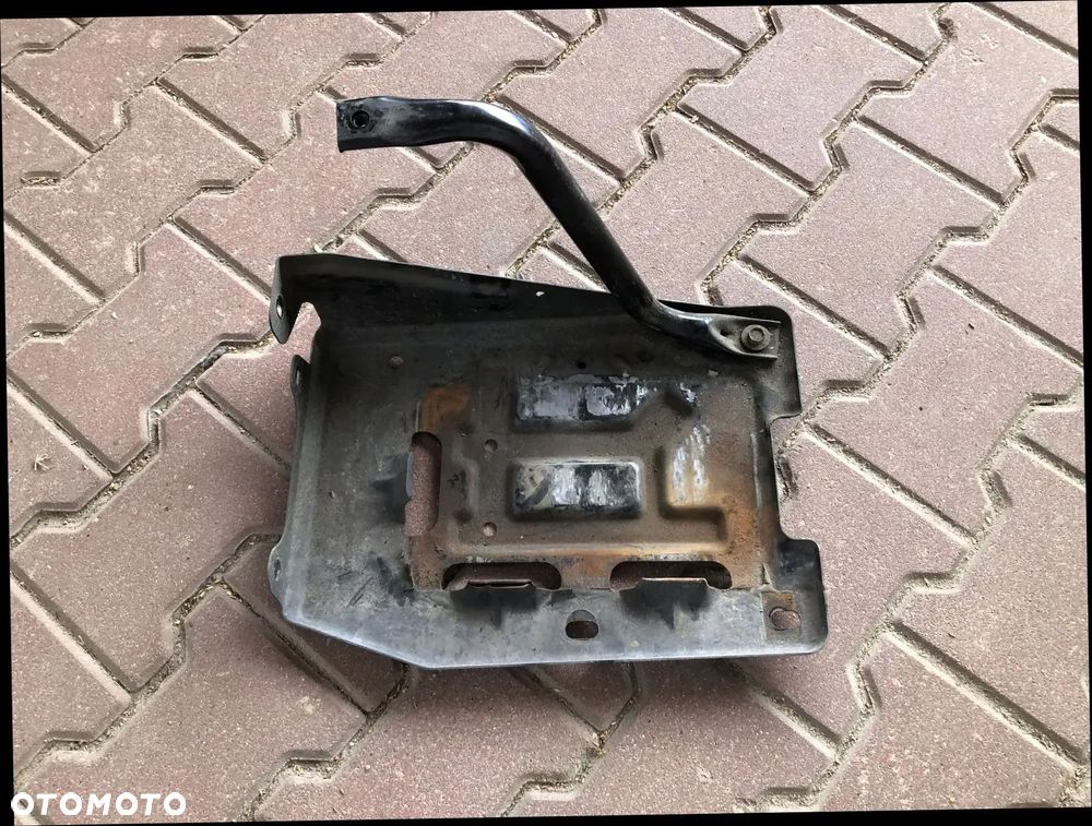 CADILLAC ESCALADE III 6,2 V8 2006-2014 MOCOWANIE PODSTAWA AKUMULATORA - 1