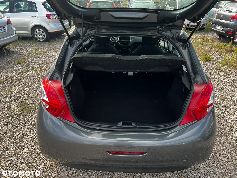 Peugeot 208 - 8