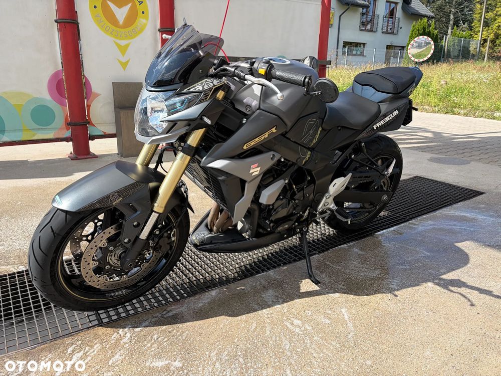 Suzuki GSR - 13