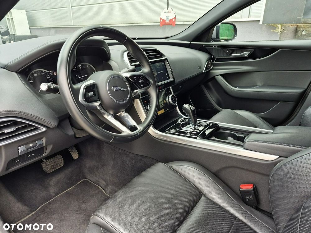 Jaguar XE D200 AWD SE - 19
