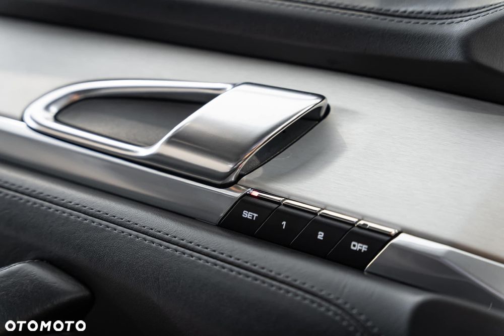 Porsche Panamera 4S - 24
