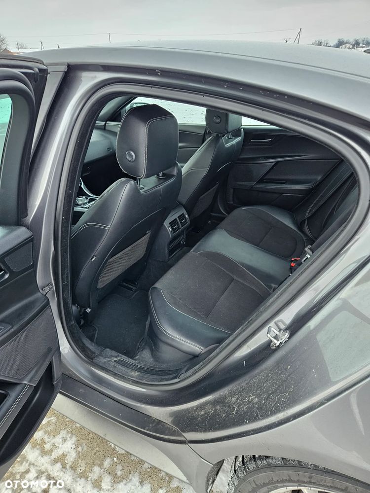 Jaguar XE 2.0 D R-Sport - 12