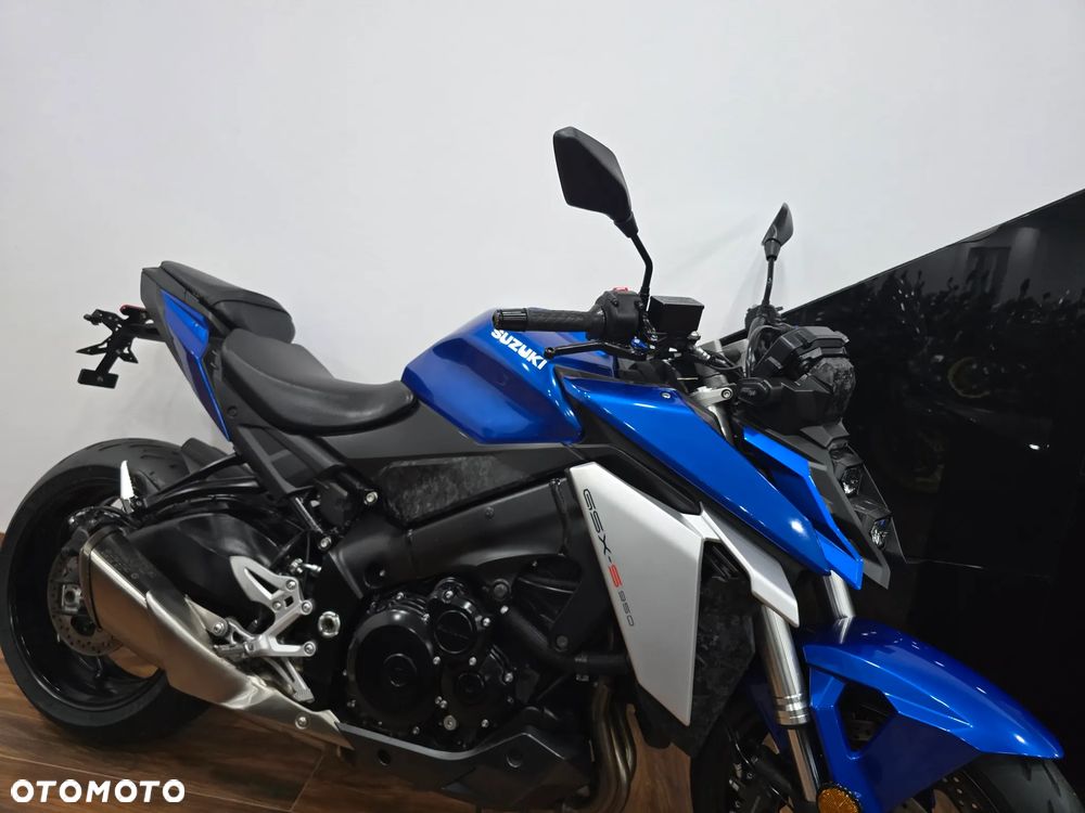 Suzuki GSX - 24