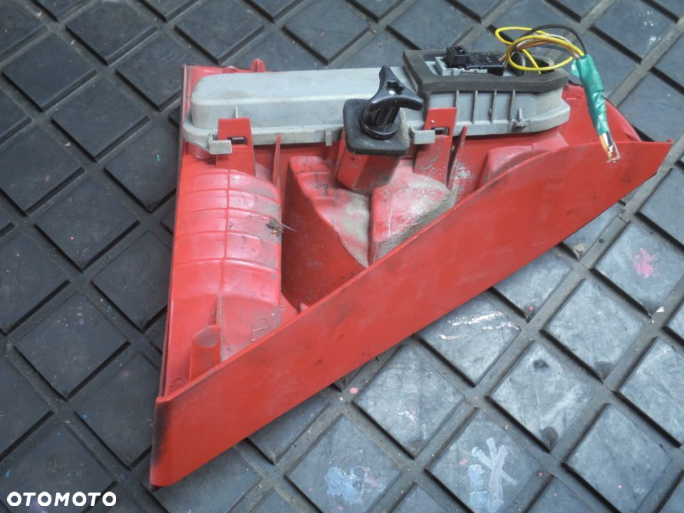 RENAULT CLIO II LIFT LAMPA TYŁ PRAWA + WTYCZKA INSTALACJA WERSJA EUROPEJSKA POSIADAM 2 SZT - 2