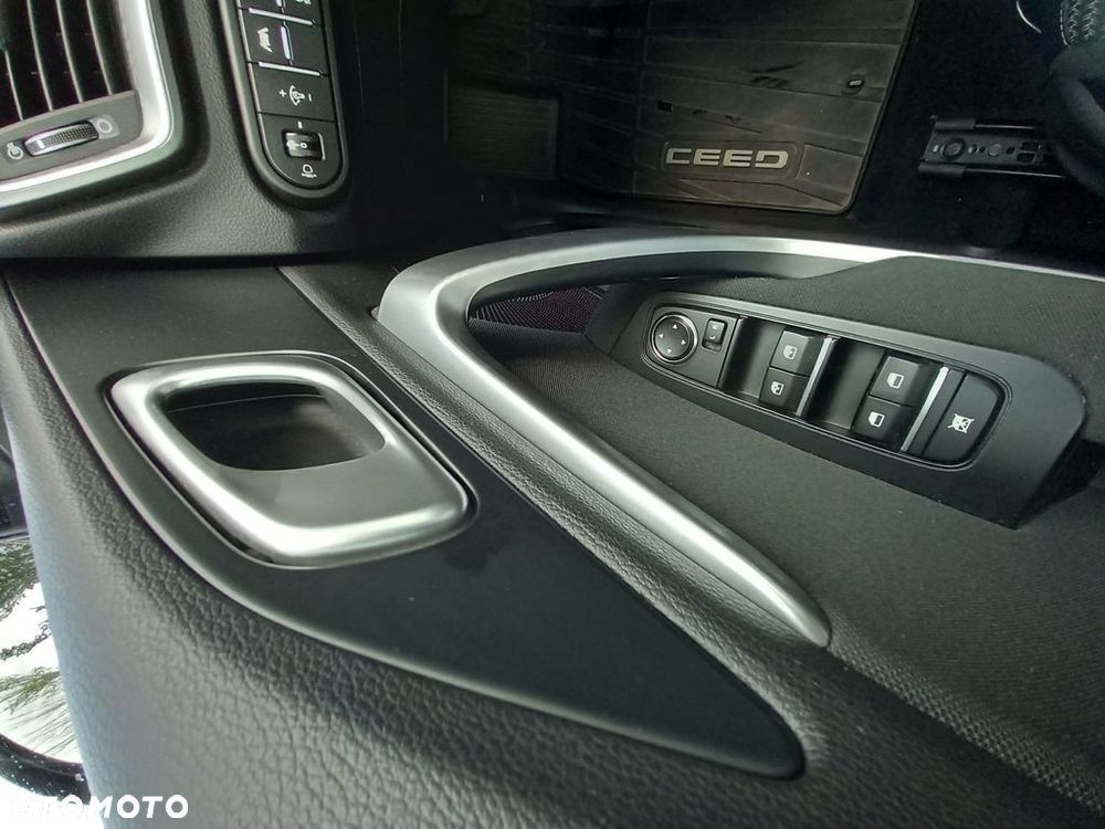 Kia Ceed - 16