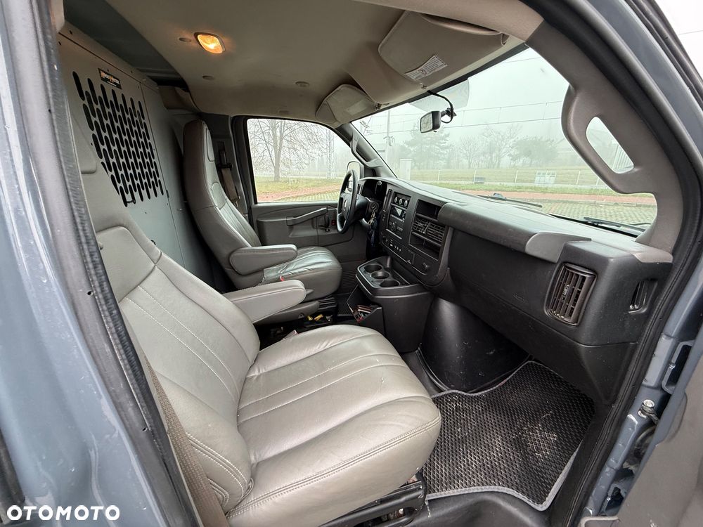 Chevrolet Express - 11