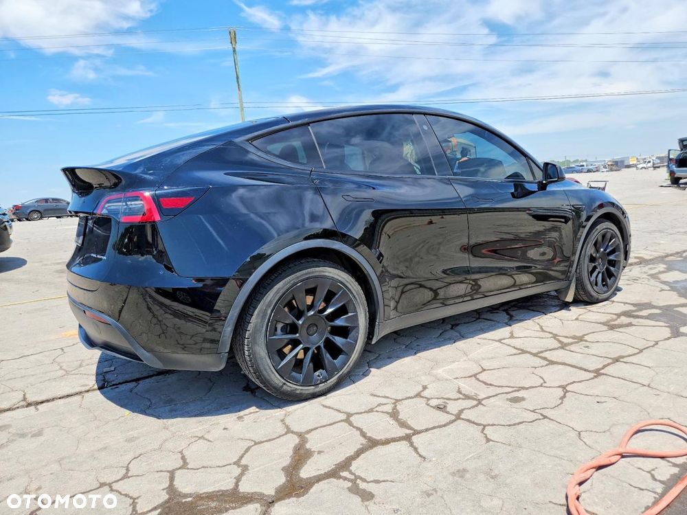 Tesla Model Y - 4