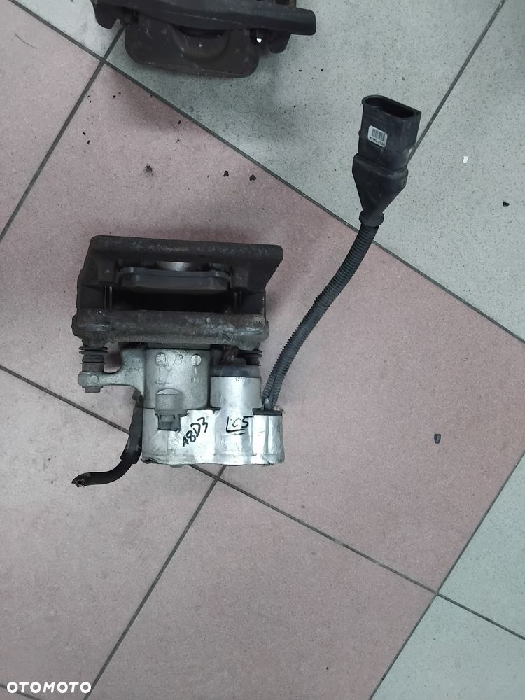 Audi A8 D3 zacisk hamulcowy tył elektyczny   Lewy lub prawy 4 pin - 2