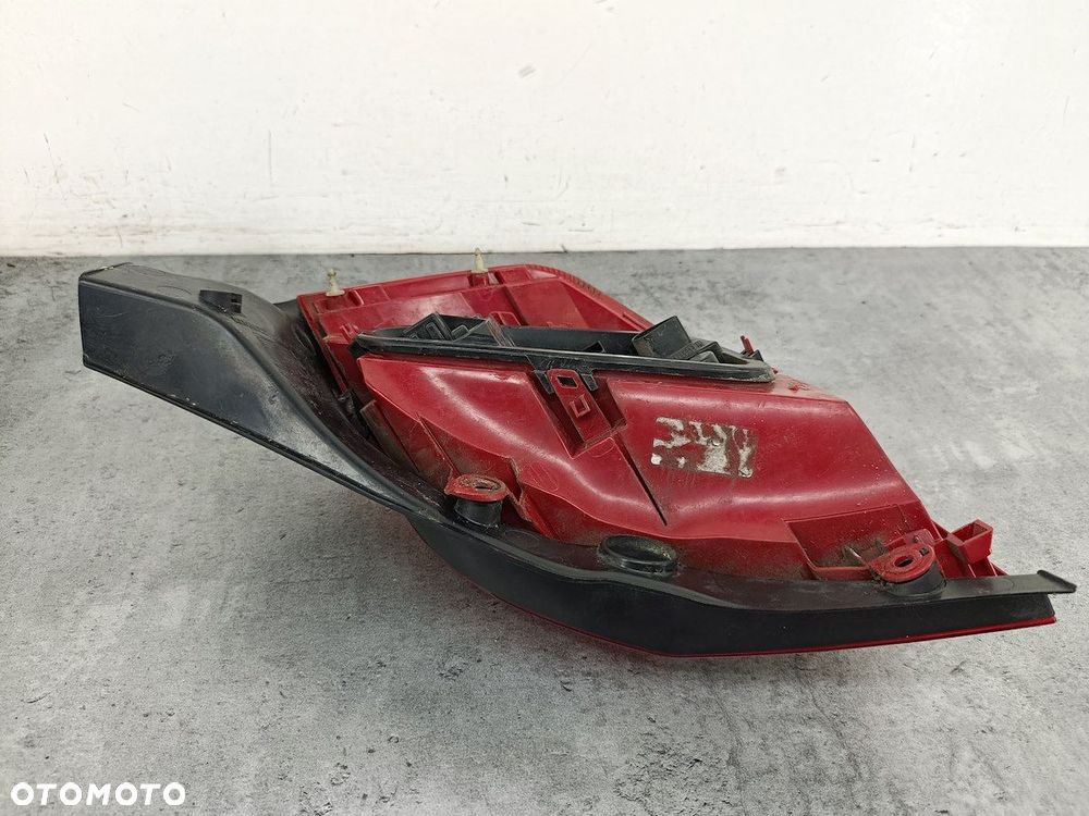 LAMPA TYLNA LEWA RENAULT CLIO III 8200776048 HATCHBACK - 8
