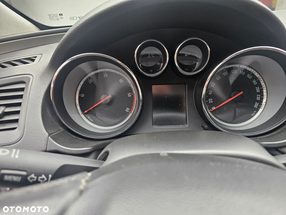 Opel Insignia 2.0 CDTI - 9