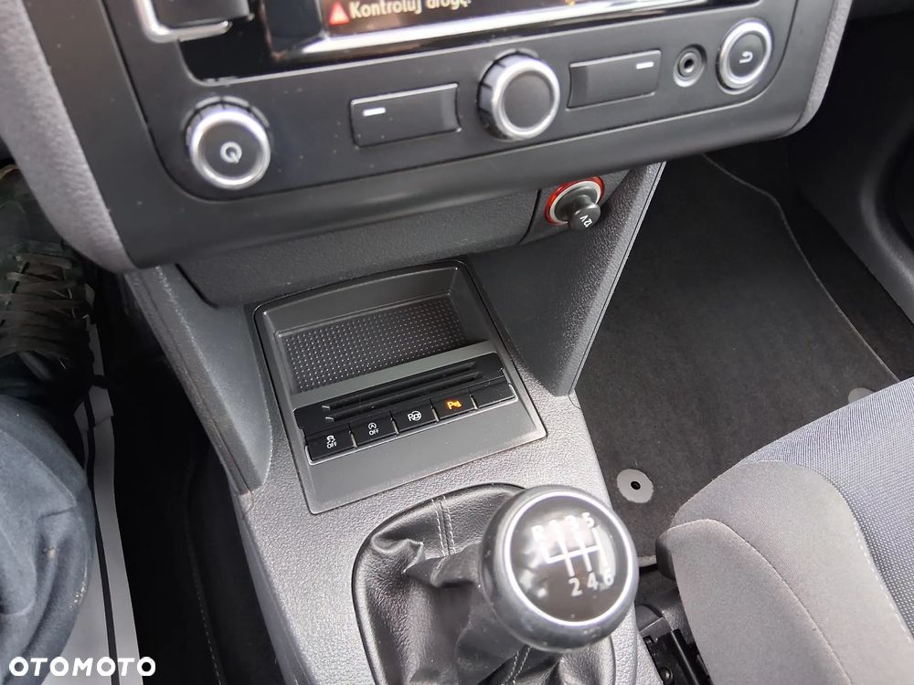 Volkswagen Touran 2.0 TDI DPF BlueMotion Technology STYLE - 18