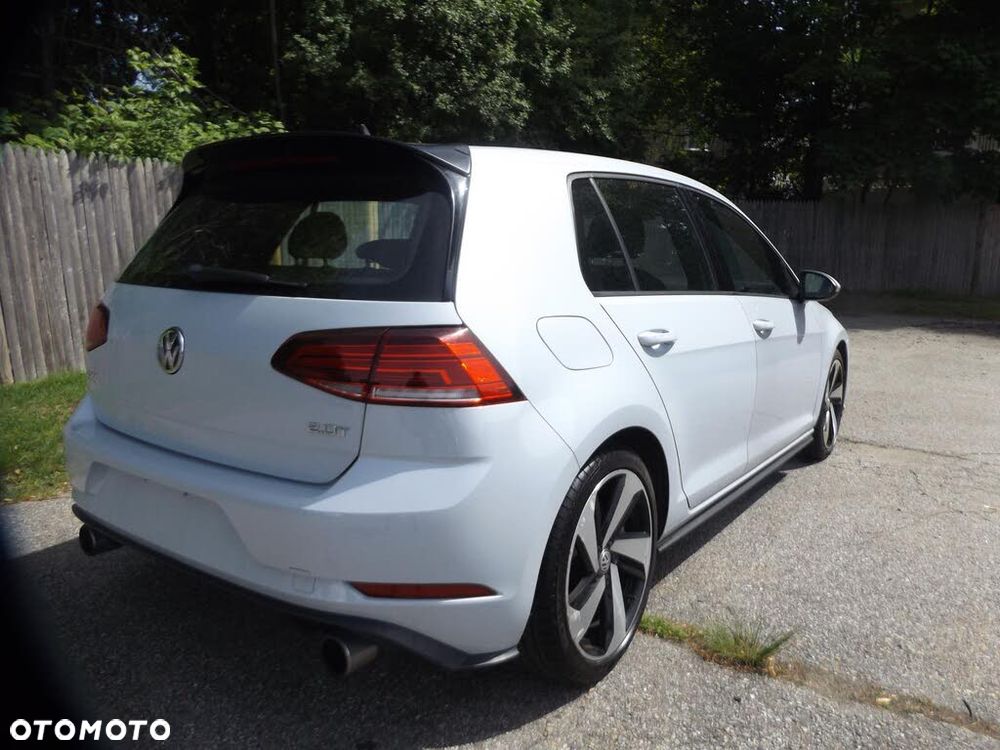 Volkswagen Golf - 10