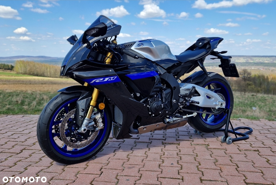 Yamaha R1 - 6