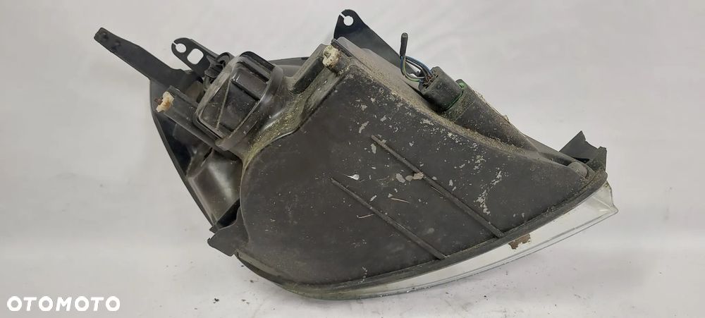 .  PRZOD PRZEDNIA LAMPA LEWA FORD FIESTA MK5 - 6