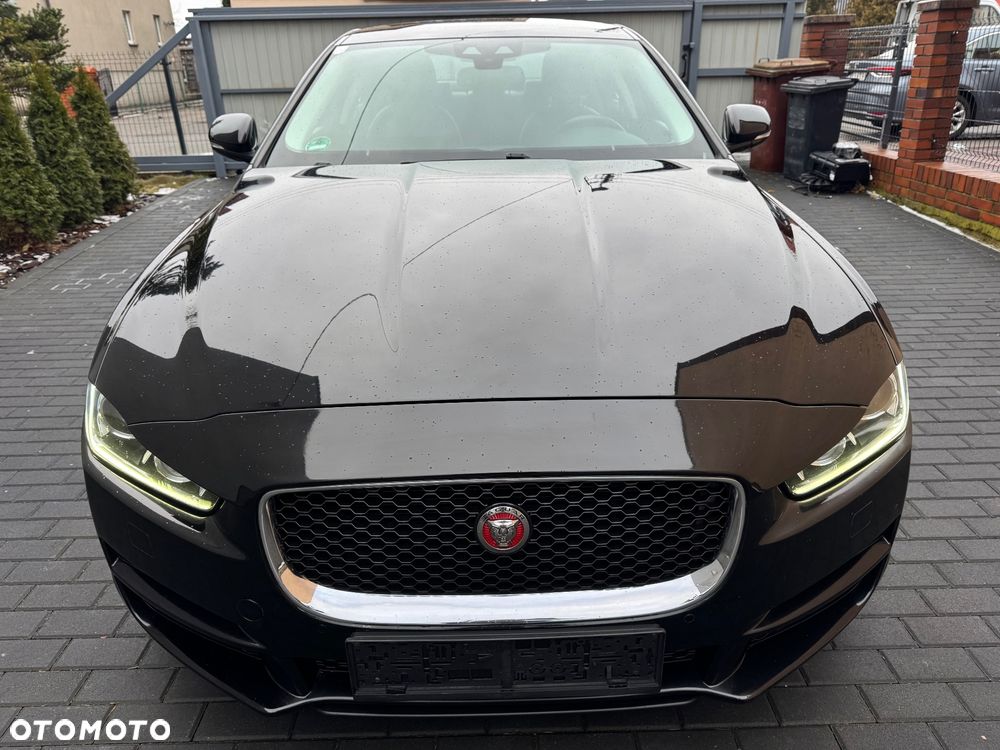 Jaguar XE 2.0 D Prestige - 8