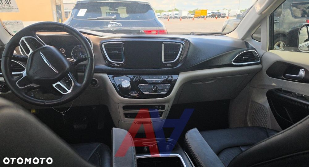 Chrysler Pacifica - 12