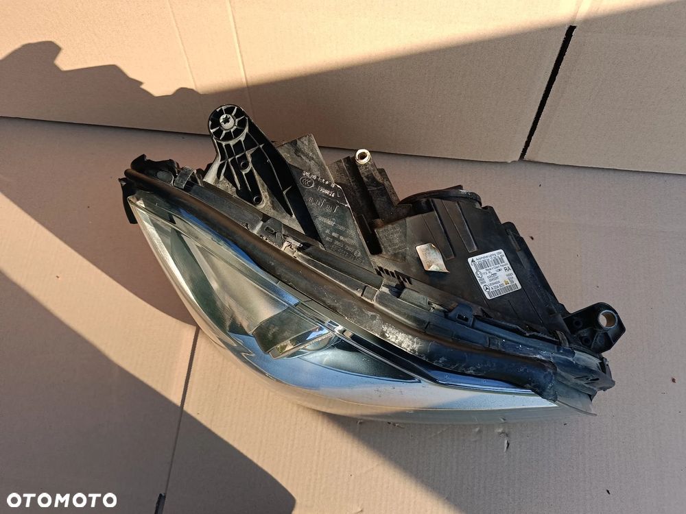 Bi-xenon przedni prawy LED Mercedes C klasa C- klasa W204 lift lampa prawa A2048204439 - 2