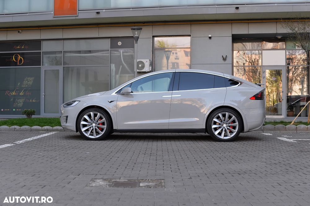Tesla Model X - 14