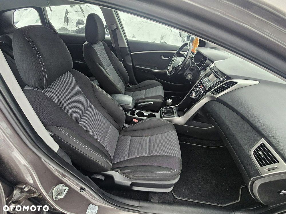 Hyundai i30 1.6 D Comfort - 24