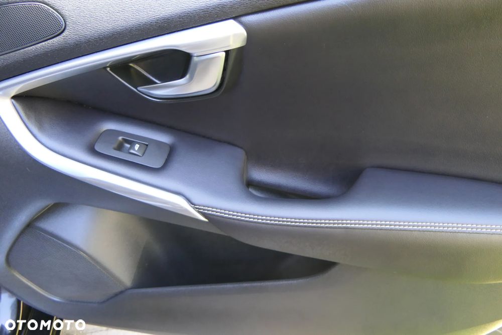 Volvo V40 D3 Geartronic RDesign - 32