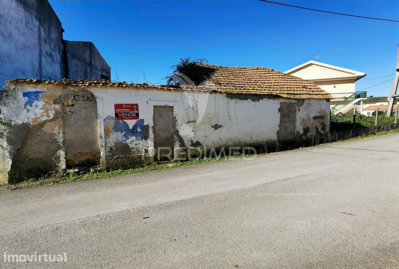 Casa de Aldeia para restaurar com terreno