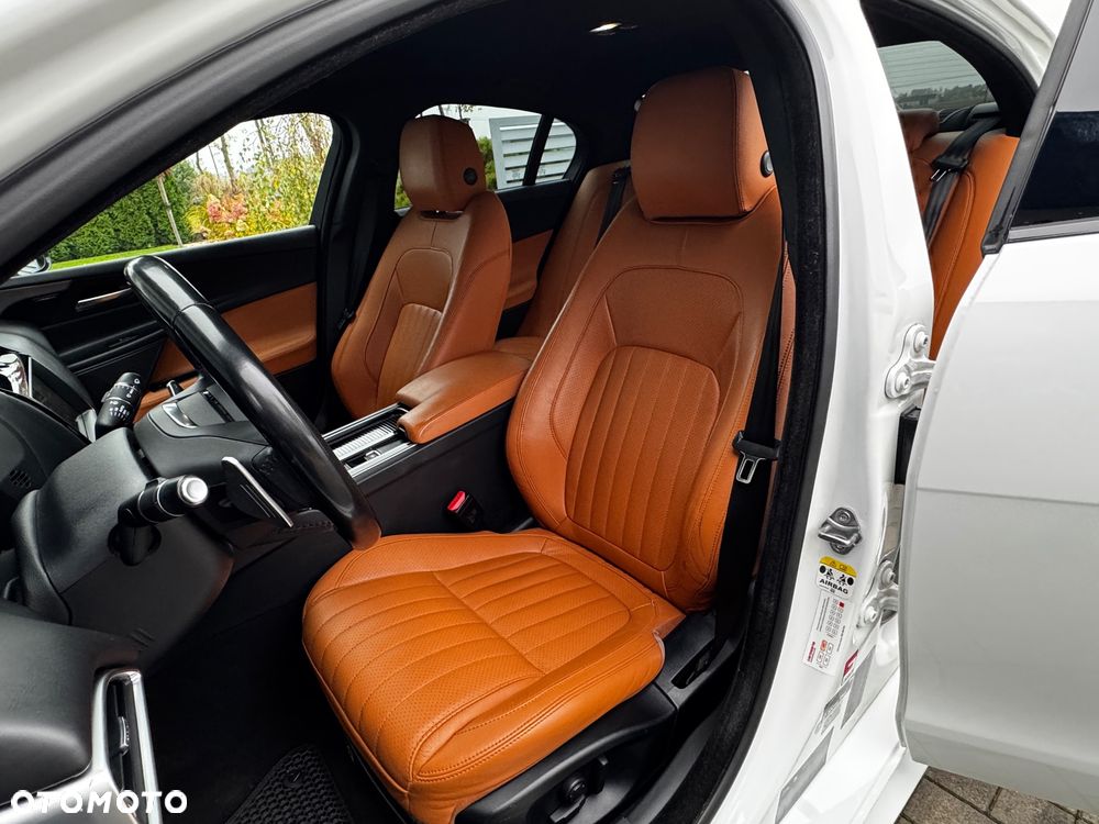 Jaguar XE 2.0 T R-Sport - 16