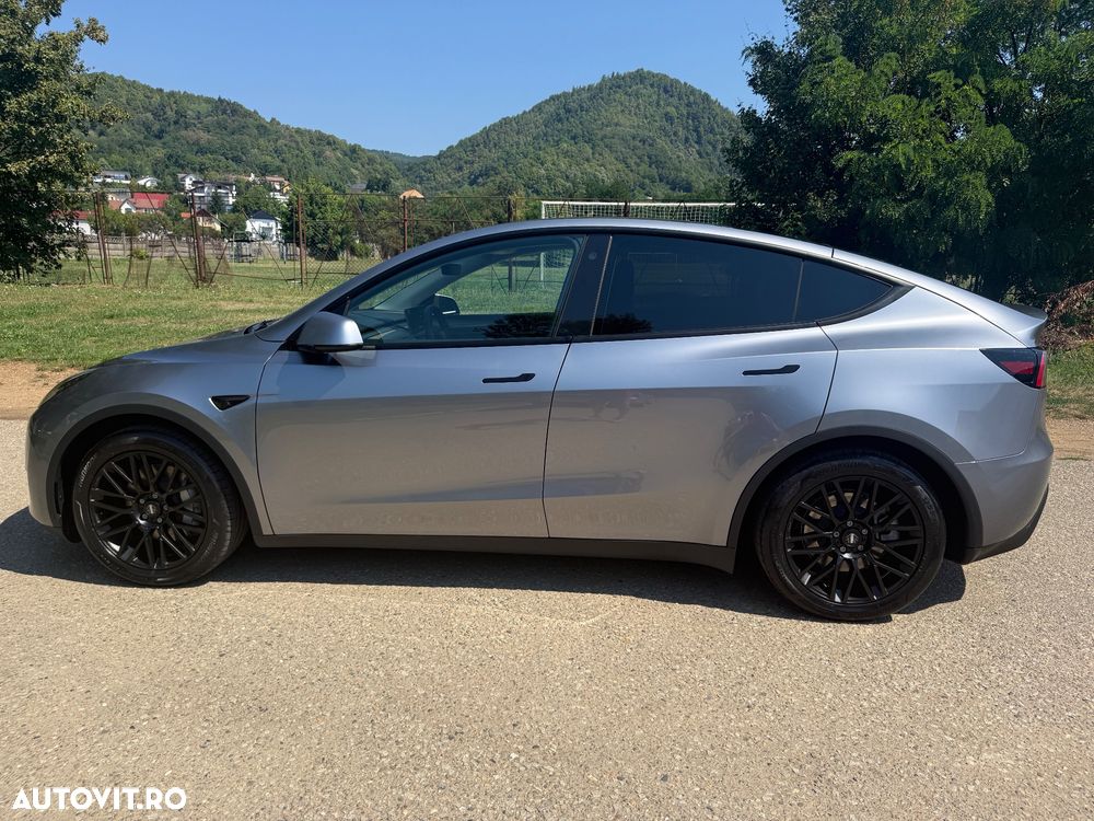Tesla Model Y - 7