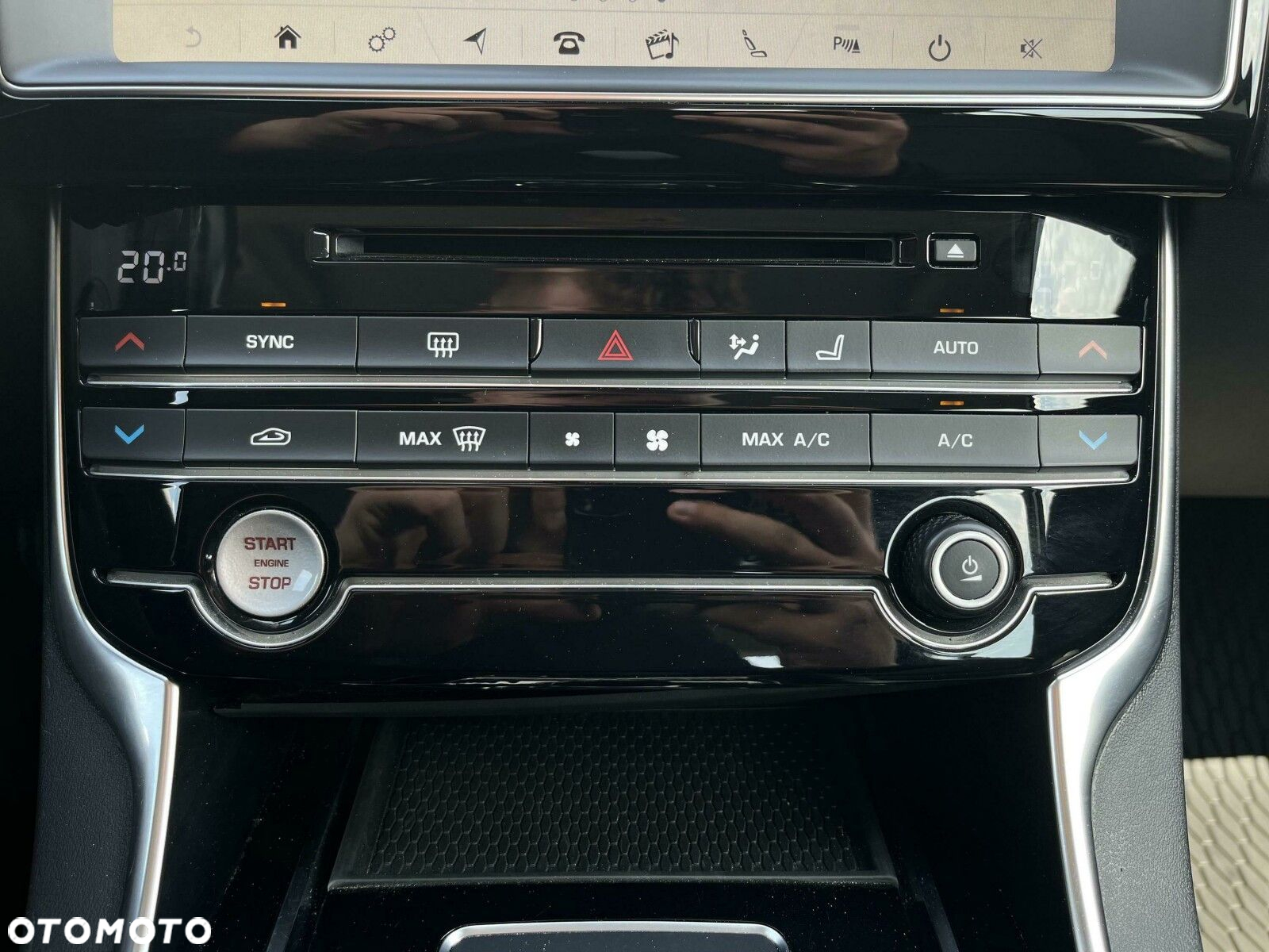Jaguar XE 2.0 T Portfolio - 27