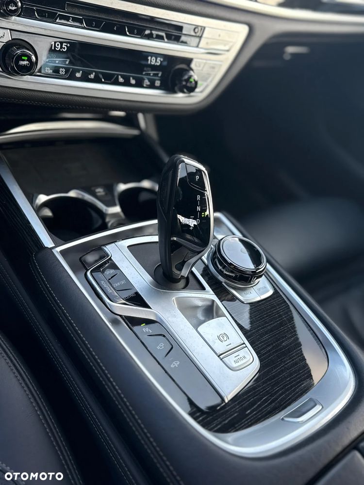 BMW Seria 7 750Li xDrive sport - 23