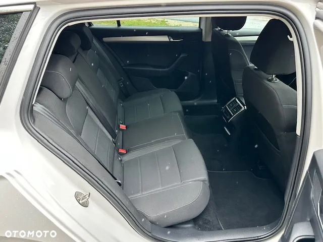 Skoda Superb Combi 2.0 TDI DSG Sportline - 8