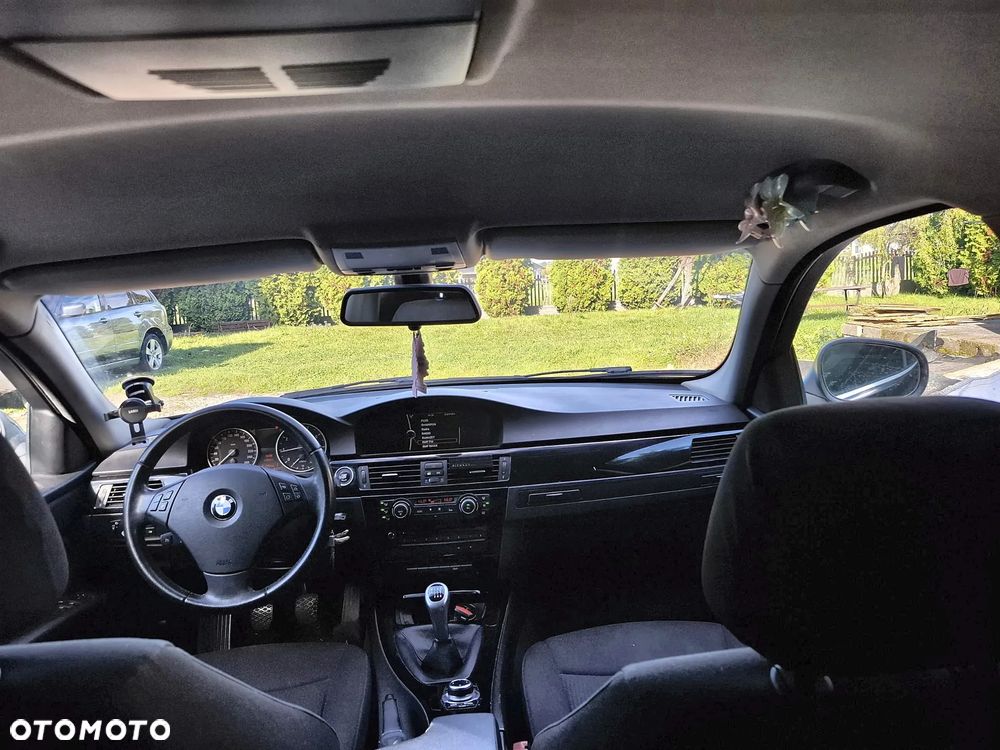 BMW 318I 2009 photo 2