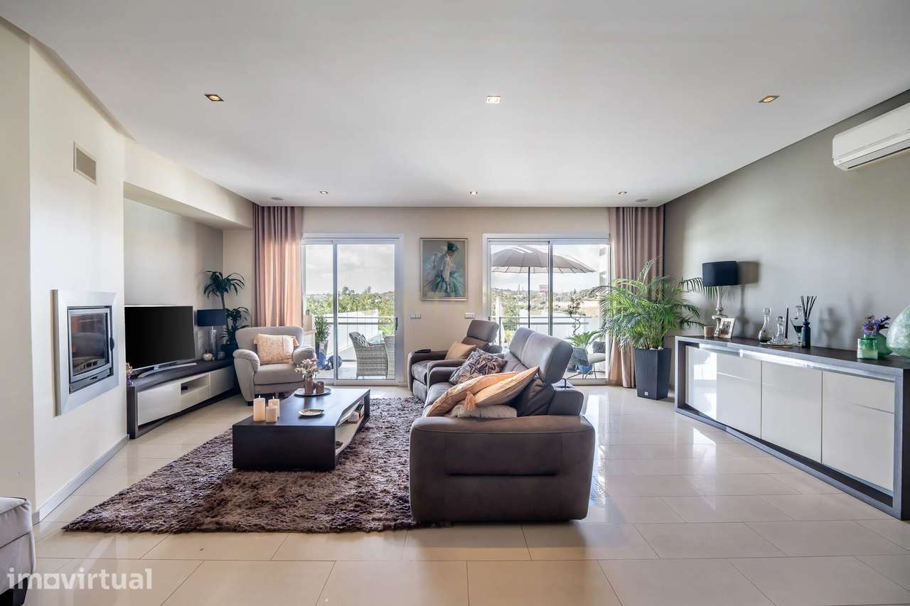 Moradia com 3 quartos, 4 casas de banho e piscina privada num condomín - Grande imagem: 4/35