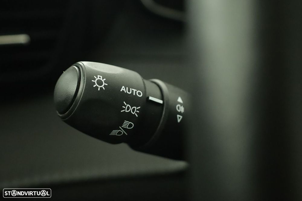 Peugeot 2008 1.2 PureTech Allure EAT8 - 19