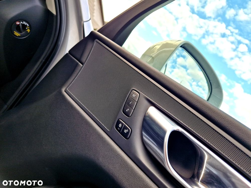 Volvo XC 60 B4 D Plus Bright - 19