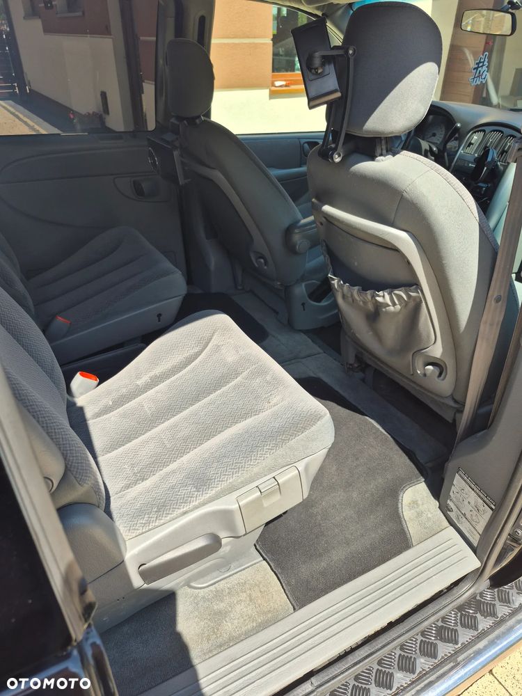 Chrysler Town & Country - 7