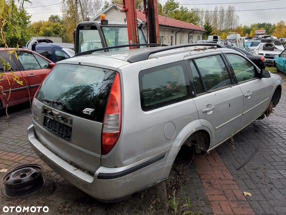 Ford Mondeo Mk.3 (00-03r.) 1.8B 125KM. Silnik CHBA, CHBB Skrzynia MTX 75 lakier Stardust Silver (metalic) . Cały na części GWARANCJA !!!  Przód Tył Zestaw Komplet Drzwi Klapa Zderzak Błotnik Maska Grill Atrapa Szyba Pas Lampa Lusterko Boczki Fotel Kanapa Kokpit Deska Rozdzielcza Przełącznik Włącznik Sterownik Przewody Wiązka Instalacja Moduł Komputer Czujnik Listwa Pompa Alternator Wtryski Głowica Rozrusznik Kompresor Sprzęgło Dwumas Silnik Skrzynia ABS Klimatyzacji Paliwa Wspomagania Kolektor Turbina Przepustnica Zawór Chłodnica Koło Hak Belka Sanki Zawieszenie Mcpherson Półoś Amortyzator Wydech Tłumik Zacisk Most - 13